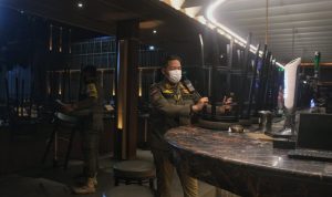 Pemkot bandung saat menutup salah satu gerai Holywings di Kota Bandung, Selasa (28/6) malam. (Foto: Deni Armansyah M/Jabar Ekspres)