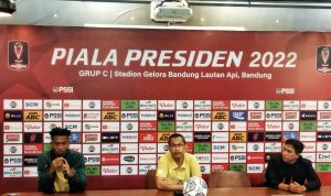 Pemain Persebaya Alta Ballah (kiri) beserta pelatih Aji Santoso (tengah) saat menghadiri konferensi pers di Graha Persib, kota Bandung, Kamis (16/6). (Foto: Deni Armansyah/Jabar Ekspres)