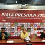 Pemain Persebaya Alta Ballah (kiri) beserta pelatih Aji Santoso (tengah) saat menghadiri konferensi pers di Graha Persib, kota Bandung, Kamis (16/6). (Foto: Deni Armansyah/Jabar Ekspres)