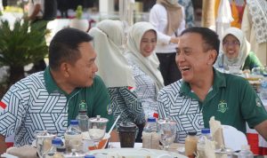 Liga Santri 2022 Piala KSAD Resmi Bergulir, Iwan Bule Ingin Cari Bibit Atlet dari Pesantren Ketua PSSI Mochamad Iriawan bersama KSAD Jendral TNI Dudung Abdulrachman berbincang hangat setelah membuka Liga Santri 2022 di Jombang