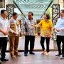 Menko Airlangga Hartarto berbincang santai unsai menggelar Rapat Terbatas (Ratas) untuk penanganan PMK.