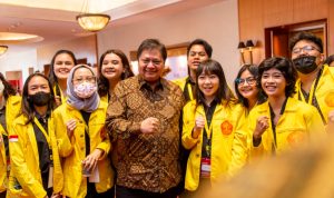 Menko Airlangga Hartarto bersama mahasiswa UI