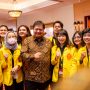Menko Airlangga Hartarto bersama mahasiswa UI