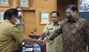Menko Airlangga Hartarto didampingi Menteri Dalam Negeri Tito Karnavian ketika akan menggelar rapat koordinasi dengan kepala daerah.
