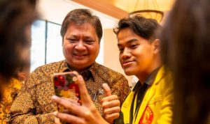 Menko Airlangga Hartarto diminta untuk berswa foto oleh mahasiswa ketika menjadi pembicara dalam sebuah seminar nasional.
