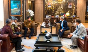 Airlangga Hartarto Ajak Bos Boing Bangun Industri Kedirgantaraan Menko Airlangga Hartarto ketika bertemu dengan Presiden Perusahaan Boing