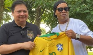 Ketemu Ronaldinho Airlangga Hartrato Dihadiahi Jersey Timnas Brasil Menko Airlangga Hartarto ketika bertemu dengan Ronaldinho mantan pemain Timnas Brasil yang melegenda.