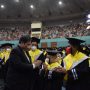 Menko Airlangga Hartarto memberikan selamat dan menyalami Wisudawan Mahasiswa Universitas Nasional.