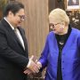 Menko Perekonomian Airlangga Hartarto ketika bertemu dengan Menlu Bosnia Herzegovina