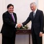 Menteri Koordinator Bidang Ekonomi Airlangga Hartarto ketika betemu dengan Perdana Menteri Singapura