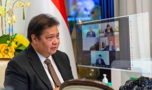 Menteri Koordinator Bidang Perekonomian Airlangga Hartarto ketika menggelar rapat kerja bersama jajarannya.
