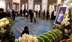 Kekasih Eril, Nabila Ishma Bersimpuh Menangis di Hadapan Jenazah Eril