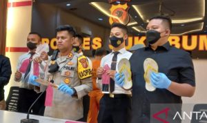 Kapolres Sukabumi AKBP Dedy Dharmawansyah beserta jajaran Satreskrim Polres Sukabumi saat menunjukan barang bukti yang digunakan SS (51) terduga pelaku pembunuhan dua perempuan di Pantai UJunggenteng, Kampung Kalapancondong, Kecamatan Ciracap, Kabupaten Sukabumi, Jabar. (Antara/Aditya Rohman)