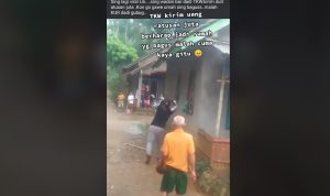 TANGKAPAN LAYAR: TKW Ngamuk hancurkan rumah pakai batu (TikTok: @gonyelll_uyee33)