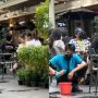 ob bersihkan sepatu