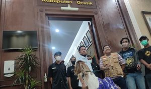 Warga menggelar aksi dengan membawa kambing ke gedung DPRD Gresik. Mereka menuntut agar ritual pernikahan manusia dengan kambing di Benjeng yang melibatkan anggota dewan diiusut tuntas. (Guslan Gumilang/Jawa Pos)