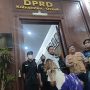 Warga menggelar aksi dengan membawa kambing ke gedung DPRD Gresik. Mereka menuntut agar ritual pernikahan manusia dengan kambing di Benjeng yang melibatkan anggota dewan diiusut tuntas. (Guslan Gumilang/Jawa Pos)