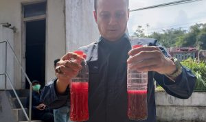 DLH Jabar Akan Selidiki Penyebab Pencemaran di Sungai Cimeta DLH Jabar Akan Selidiki Penyebab Pencemaran di Sungai Cimeta