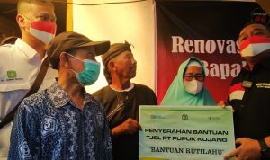 Selain Ziarah, Barikade 98 Serahkan Bantuan dari BUMN untuk Cucu Marhaen