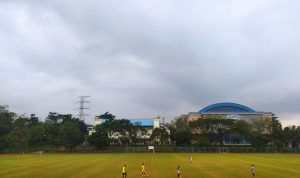 LATIHAN: Stadion UPI Bandung, Kota Bandung, Kamis (2/6) sore. Rumput stadion bakal direhab seusai ditunjuk Kemenpora jadi bakal calon lokasi TC Timnas. (Nizar/Jabar Ekspres)
