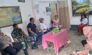 Kepala Desa Pasirnanjung (baju putih) saat kunjungi warganya yang merasa terancam karena ditolak melakukan ritual peribadatan. (Yanuar/Jabar Ekspres)