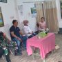 Kepala Desa Pasirnanjung (baju putih) saat kunjungi warganya yang merasa terancam karena ditolak melakukan ritual peribadatan. (Yanuar/Jabar Ekspres)