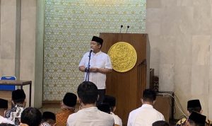 Wali Kota Bandung Gelar Doa Bersama untuk Anak Ridwan Kamil Yana Mulyana saat menghadiri acara doa bersama untuk anakGubernur Ridwan Kamil, Emmeril Khan Mumtadz, di Masjid Al-Ukhuwah, Kota Bandung, Jumat (3/6). (Arvi/Jabar Ekspres)