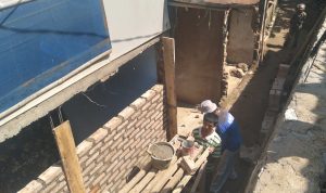 Perbaikan TPT Pasca Longsor Nagreg Hasil Swadaya Warga Bukan Dilakukan Pemerintah Gotong royong Ormas Pekat bersama warga Kampung Pasirhuut, Desa Bojong, Kecamatan Nagreg, Kabupaten Bandung perbaiki kerusakan pasca longsor. (Yanuar/Jabar Ekspres)