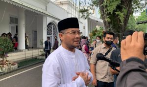 Wakil Bupati Sumedang Erwan Setiawan saat menghadiri takziah wafatnya Emmeril Kahn Mumtadz atau Eril di Gedung Pakuan, Minggu (6/5). (Arvi/Jabar Ekspres)