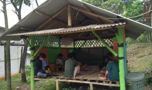 Gubuk sederhana yang menyediakan informasi dunia secara gratis milik Desa Pasirnanjung, Kecamatan Cimanggung, Kabupaten Sumedang. (Yanuar/Jabar Ekspres)