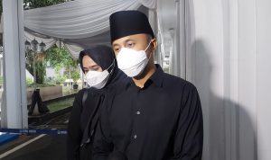 Takziyah Eril, Hengki Kurniawan Tak Kuasa Menahan Air Mata Bupati Bandung Barat Hengki Kurniawan seusai menghadiri takziyah Eril di Gedung Pakuan, Minggu (5/6). (Arvi/Jabar Ekspres)