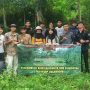 Kegiatan menanam pohon anggota GEMPA (Gerakan Muda Peduli Alam) Kecamatan Cimanggung, Kabupaten Sumedang, Jawa Barat.