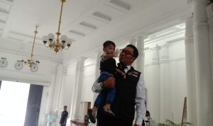Tampak Tegar, Ridwan Kamil Gendong Anak Bungsu di Hari Pertama Kerja