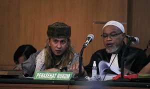 Habib Bahar bin Smith (kiri) dan Ichwan Tuankota (kanan) selaku kuasa hukum, saat mendengarkan pemaparan saksi yang dihadirkan dalam persidangan di PN Bandung, Selasa (7/6) sore. (Deni/Jabar Ekspres)