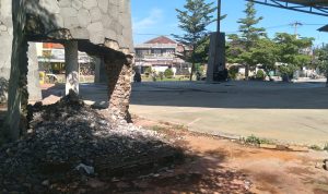 Salah satu pilar Gedung Serbaguna atau DOM Kelurahan Rancaekek Kencana, Kecamatan Rancaekek, Kabupaten Bandung yang kondisinya rusak berat. (Yanuar/Jabar Ekspres)