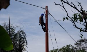 Terangi Daerah 3 T, PLN Beri Bantuan Pasang Listrik Gratis di Agrabinta