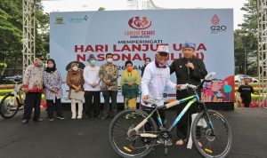 Wali Kota Bandung, Yana Mulyana saat menghadiri Peringatan Hari Lanjut Usia Nasional (HLUN) sekalogus mendeklarasikan Kota Bandung sebagai Kota Ramah Lansia. (Istimewa)