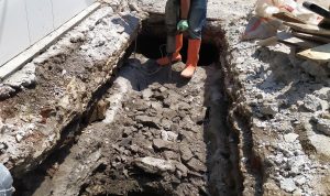 Proses pembongkaran saluran drainase di Kelurahan Rancaekek Kencana, Kecamatan Rancaekek, Kabupaten Bandung.