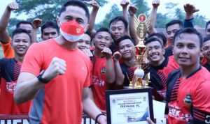 BERIKAN HADIAH: Plt Bupati Hengki Kurniawan saat memberikan piagam penghargaan kepada tim yang mampu menorehkan prestasi.