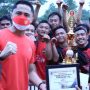 BERIKAN HADIAH: Plt Bupati Hengki Kurniawan saat memberikan piagam penghargaan kepada tim yang mampu menorehkan prestasi.