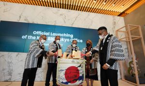 TOKYO -- (ki-ka) Kepala Perwakilan Bank Indonesia di Tokyo, Hilman Tisnawan, Direktur Utama BNI Royke Tumilaar, Komisaris Utama BNI Agus Martowardojo, Koordinator Fungsi Ekonomi Kedutaan Besar RI untuk Jepang Rima Cempaka, dan Direktur Treasury dan International BNI Henry Panjaitan dalam peresmian BNI Tokyo, Kamis (9/6/2022).