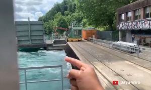 TANGKAPAN LAYAR: Bayu Wiro menjelaskan sistem kerja Bendungan Engehalde, Swiss di lokasi pencarian Eril, Sabtu (28/5/2022). (YouTube: Bayu Wiro)