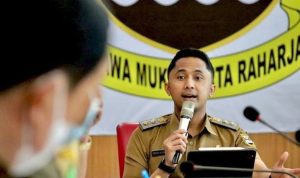 BERIKAN ARAHAN: Plt Bupati Hengky Kurniawan saat memimpin rakor bersama SKPD menyambut Hari Jadi KBB ke-15 di kantor Pemkab Bandung Barat. (Foto: Humas Pemkab Bandung Barat.