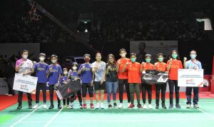 Greysia Polii Masuki Purnatugas, BNI Beri Bantuan Atlet Muda Penerus Greys Vice President Corporate Communication BNI Selly Adriatika dan Greysia Polii (tengah) bersama para atlet bulutangkis muda dalam penyerahan bantuan dana pembinaan dari BNI kepada PB Jaya Raya dan Eng Hian Badminton Academy secara simbolis, di Jakarta, Minggu (12/6/2022).