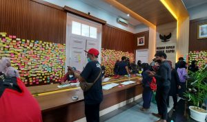 Warga memadati Ruang Ekspresi yang berada di Gedung Pakuan Bandung, Minggu (12/6). (Arvi/Jabar Ekspres)