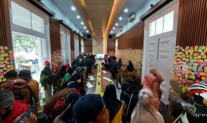 Warga yang datang ke Gedung Negara Pakuan untuk mengucapkan belasungkawa untuk Emmeril Kahn Mumtadz atau Eril, Minggu (12/6). (Foto: Arvi/Jabar Ekspres)