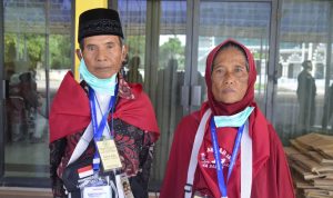 Mang Eme dan Istri, Icih Salsih Surya bisa pergi naik haji dari penghasilannya mengayuh becak.