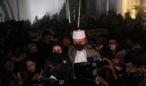Habib Usman bin Yahya beserta Istri Kartika Putri, selepas menghadiri shalat jenazah di Gedung Pakuan Kota Bandung, Minggu (12/6). (Deni/Jabar Ekspres)