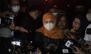 Gubernur Jawa Timur Hadiri Takziah Eril di Gedung Pakuan Gubernur Jawa Timur, Khofifah Indar Parawansa, datang langsung ke Gedung Pakuan untuk mendoakan langsung jenazah Emmeril Kahn Mumtadz, Minggu (12/6). (Foto: Deni/Jabar Ekspres)