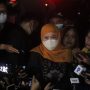 Gubernur Jawa Timur, Khofifah Indar Parawansa, datang langsung ke Gedung Pakuan untuk mendoakan langsung jenazah Emmeril Kahn Mumtadz, Minggu (12/6). (Foto: Deni/Jabar Ekspres)